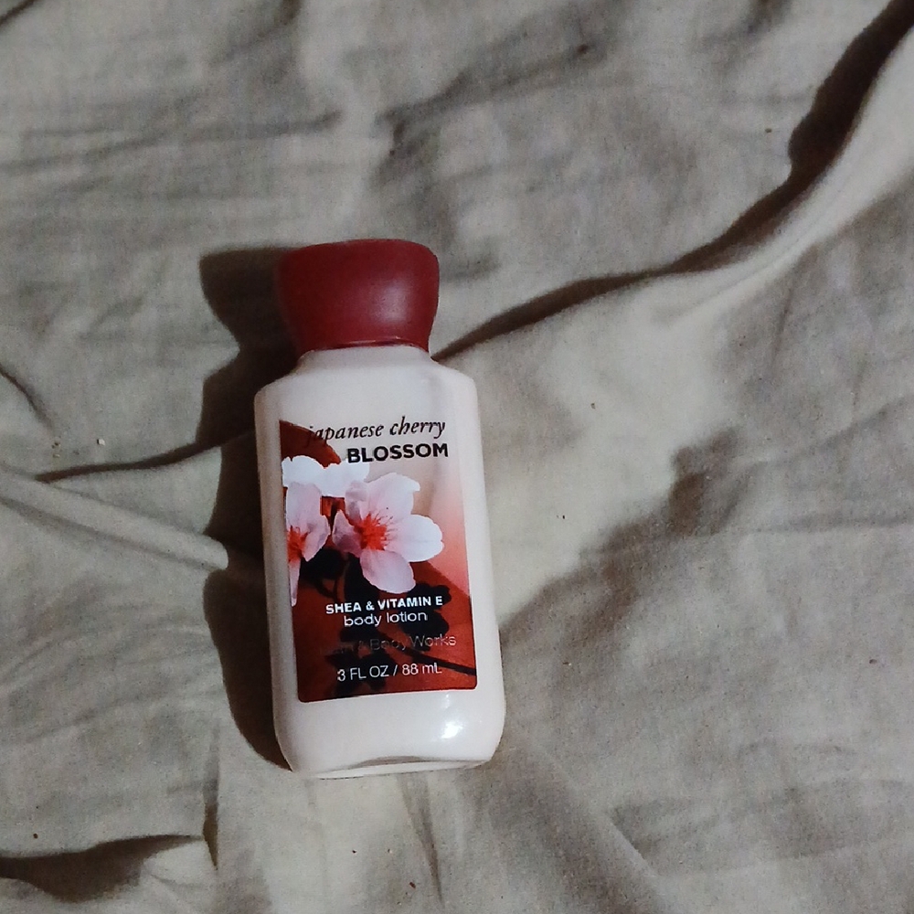 Japanese Cherry Blossom Body Lotion - White and Red